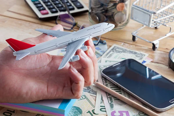 Elini tut uçak modeli ve para banknot iş para