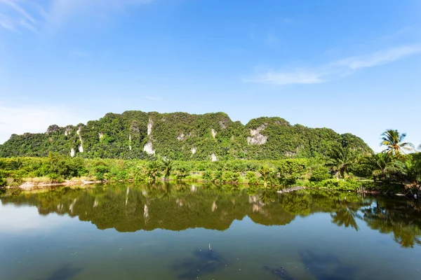 Hory a jezero s reflex ve vodě — Stock fotografie