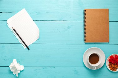 Boş kağıt ve kalem, kahve, badem, kiraz Üstten Görünüm