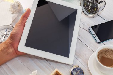El adam kullanım tablet smartphone ile Office Resepsiyon ahşap masa 