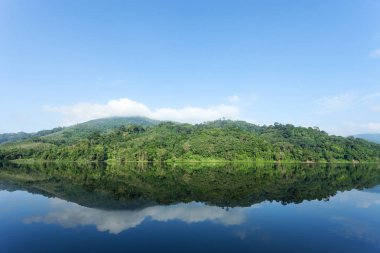 Dağ ve göl refleks su ile