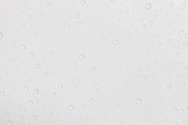 beyaz arkaplanda su damlaları.