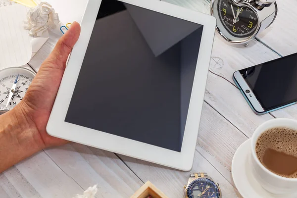 Mano hombre uso tableta smartphone con escritorio de oficina mesa de madera — Foto de Stock