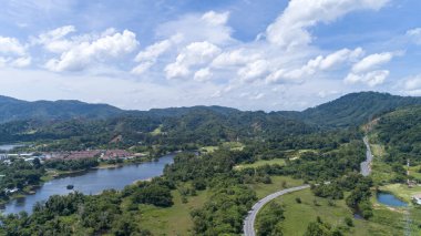 Tropikal yağmur ormanlarının hava görüntüsü.