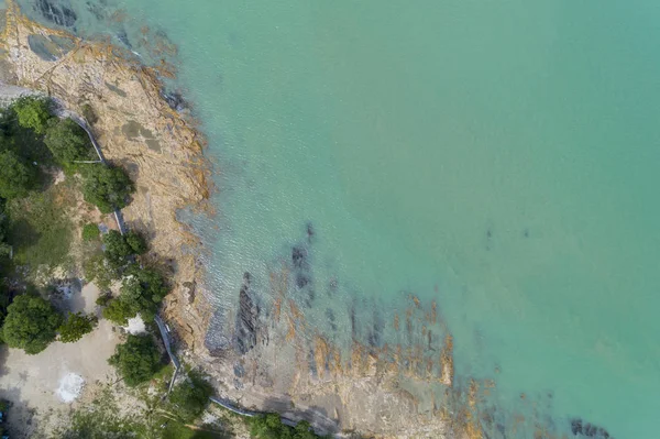 Vista aérea Drone vista de la foto del paisaje marino con las olas estrellándose — Foto de Stock