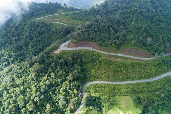 Drone vista aérea tiro da curva de estrada Asfalto na montanha tropica — Fotografia de Stock