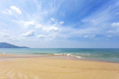 Mavi okyanus ve mavi gökyüzü arka plan ile tropikal kumlu plaj