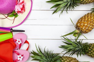 Plaj aksesuarı, şapka, güneş gözlüğü, ayakkabı ve ananas.