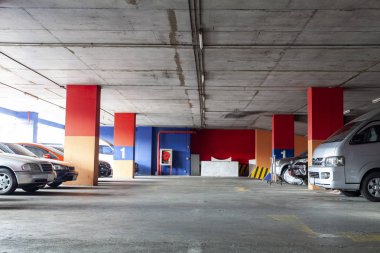 Otoparkın içi, yer altı otoparkları, park halindeki arabalar.