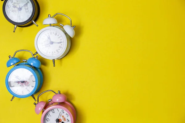 Flat lay de novo relógio de alarme bonito no fundo de papel amarelo — Fotografia de Stock