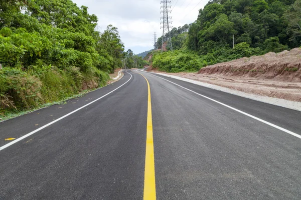 Curva de estrada de asfalto com linha amarela na estrada — Fotografia de Stock