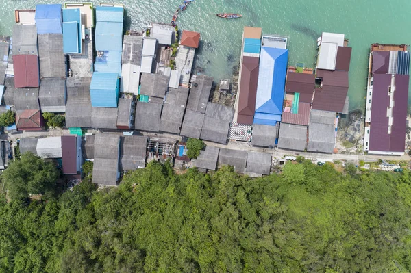 Vista aérea vista superior de la aldea de pescadores con barcos de pesca — Foto de Stock
