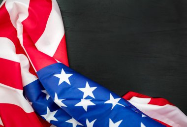 Siyah ahşap arka planda Amerikan bayrakları, 4 Temmuz için görüntü 