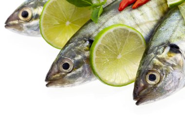 Beyaz arka planda izole limon ve yaprak ile taze balık