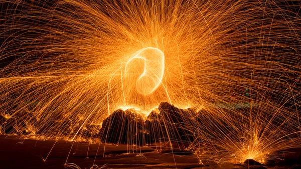 Columpio de fuego remolino de acero lana luz fotografía —  Fotos de Stock