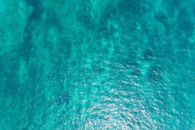 İnsansız hava aracından aşağıya doğru güzel bir okyanus yüzeyi.