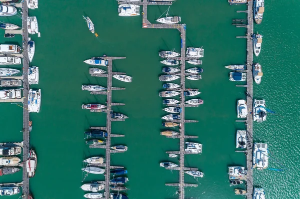 Letecký pohled shora dolů Dron záběr na Yacht a plachetnice parkoviště — Stock fotografie