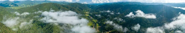 Aerial bird eye view panorama fantastisk landskap av berg under solljus i dimma och dimma Läge på nan provinsen — Stockfoto