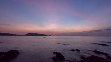 Gün batımında gökyüzünden geçen güzel ışık ve bulutların 4k zamanı.