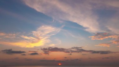Gün batımında gökyüzünden geçen güzel ışık ve bulutların 4k zamanı.