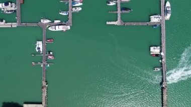 Yat ve yelkenli parkının havadan görüntüsü marina taşımacılığı ve seyahat arka planı konsepti