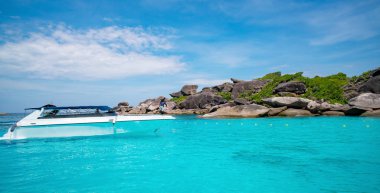 Tropikal denizde sürat teknesi Güzel turkuaz deniz ve mavi gökyüzü 