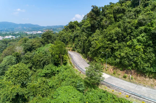 Drone vista aérea tiro da curva de estrada Asfalto na montanha — Fotografia de Stock