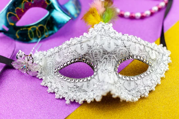 Una bella maschera di mardi gras o carnevale bianco festivo — Foto Stock