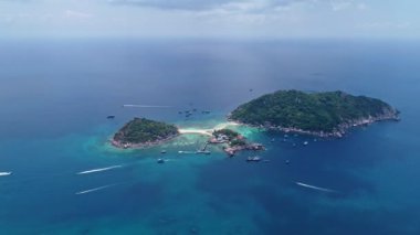 Tayland 'ın Surat Thani bölgesindeki Koh Nang Yuan adasının hava görüntüsü.