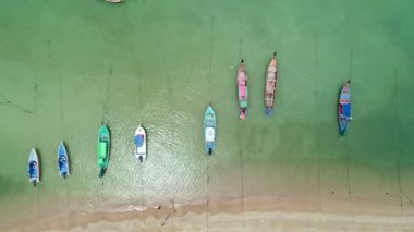 Tayland 'ın geleneksel uzun kuyruklu balıkçı teknelerinin havadan görünüşü tropikal denizde güzel plajda Phuket thailand' da
