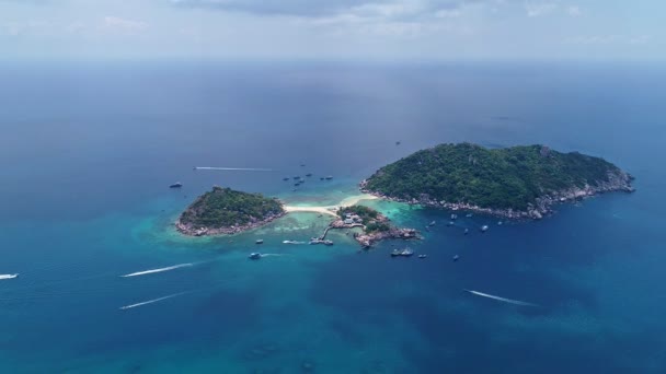 空中ビュー美しい小さな島のドローンショット タイサラトのコ ユアン島タイ — ストック動画
