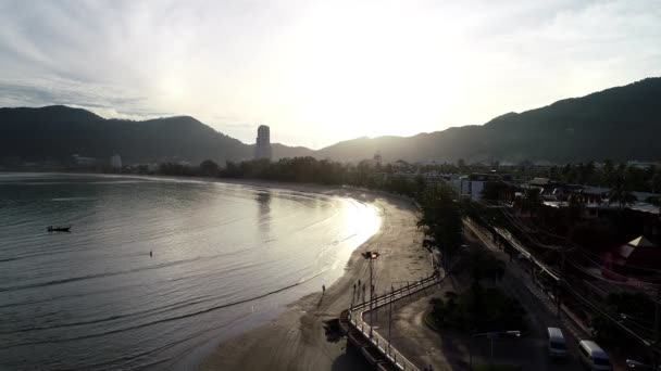Phuket Eyaletinin Patong Plajının Sabahları Çekilen Hava Aracı Görüntüsü Phuket — Stok video