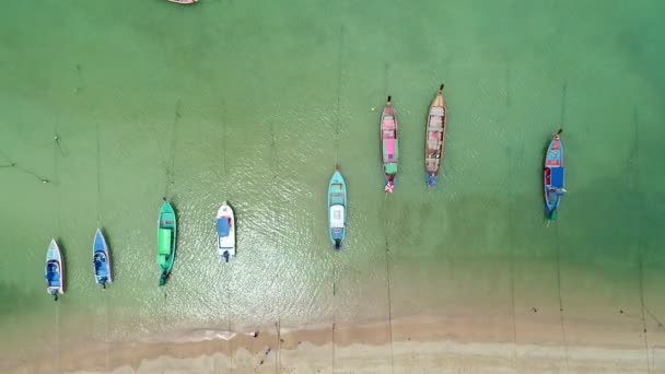 熱帯の海でタイの伝統的なロングテール漁船の空中ビュープーケットタイの美しいビーチ — ストック動画