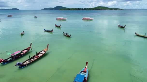 타이의 전통적 꽁지깃 포켓으로 아름다운 해변에 — 비디오