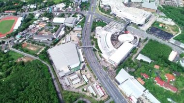 Yol ve tünel boyunca asfalt yol altında araçların kesiştiği hava aracı uçuş görüntüsü