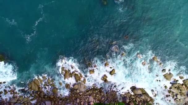 Luftaufnahme Von Krachenden Wellen Auf Felsen Landschaft Naturblick Und Schöne — Stockvideo