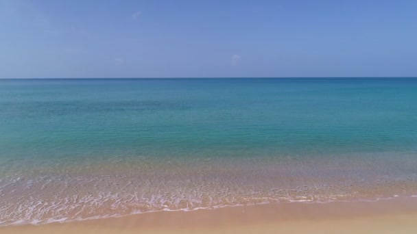 空中景观无人驾驶飞机拍摄的热带和男子海景风景 海滩海燕 海浪冲撞沙滩的视频 — 图库视频影像