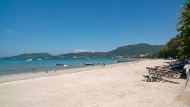 四千次旅游的时间过去了 在夏天的旅游旺季 人们在帕通海滩上放松一下 — 图库视频影像
