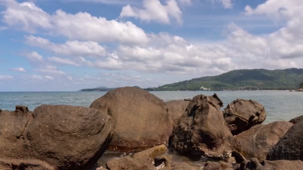 夏天美丽的热带海 岩石在蓝天白云在天空中飘扬的时光视频 — 图库视频影像