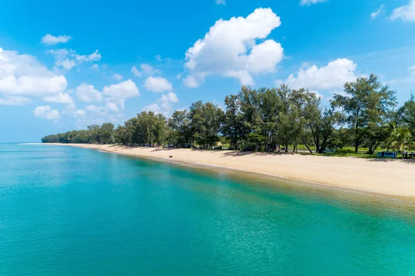 Вид с воздуха на тропическое море красивый пляж и чистое голубое небо — стоковое фото