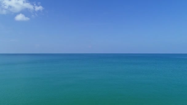 Mar Tropical Bonito Temporada Verão Nuvens Brancas Imagens Céu Azul — Vídeo de Stock