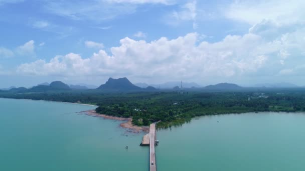 Drone Volando Tiro Puente Mar Tropical Pequeña Isla Verano Ubicación — Vídeos de Stock