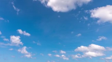Yaz mevsiminde mavi gökyüzü ve bulutların 4K zaman atlaması