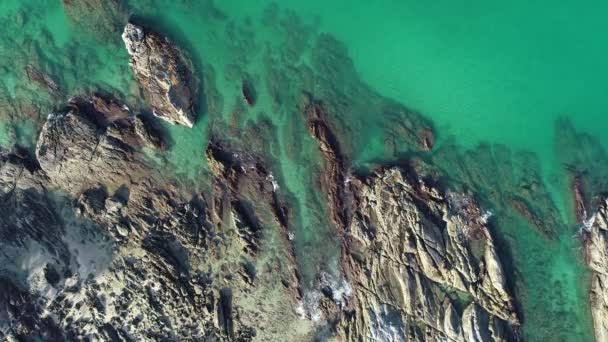 夏季海浪冲击岩石景观自然景观和美丽的热带海的空中景观 镜头无人机俯瞰高空 — 图库视频影像