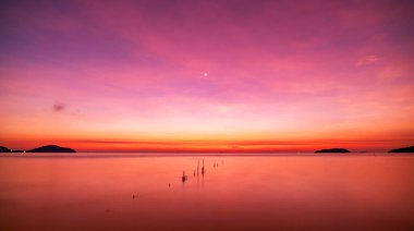 Dramatik gökyüzünün uzun pozlama görüntüsü deniz doğumu ya da gün batımı