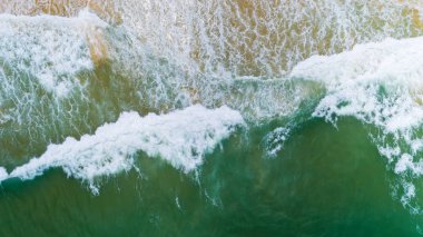 Akan dalgaların beyaz deniz köpüğü manzarası