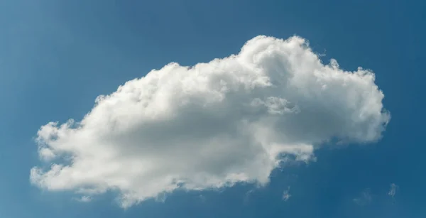 Nube blanca en el fondo azul del cielo. —  Fotos de Stock