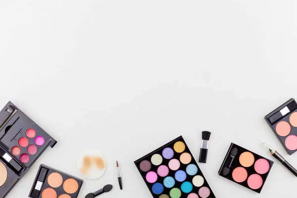Professionelles mehrfarbiges Make-up und Pinsel auf weiß — Stockfoto