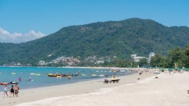 4K seyahat zamanı insanlar yaz tatilinde Patong plajında Phuket Tayland 'da dinlenir.