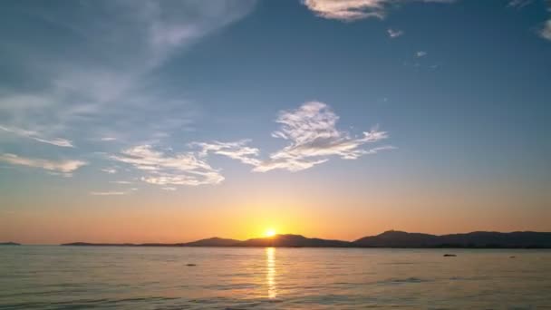 4K時間の経過日没や日の出美しい自然景観の光空と雲の反射と海と空に流れる雲 — ストック動画